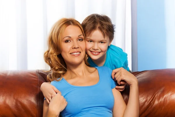 Ragazzo coccole sua madre — Foto Stock