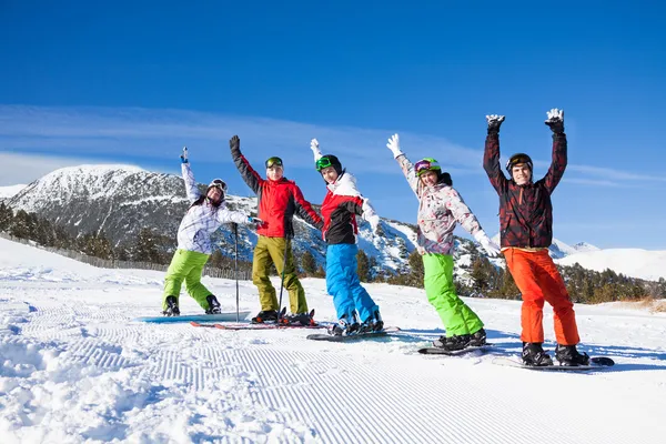 1 skieer en vier snowboarders — Stockfoto