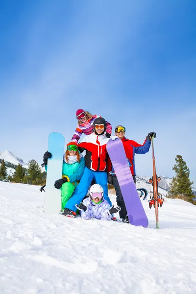 Kumpel stehen auf der Bergkulisse — Stockfoto