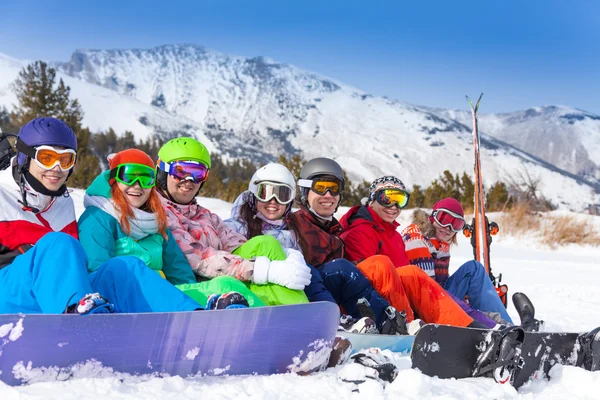 Ungdomar med snowboards — Stockfoto