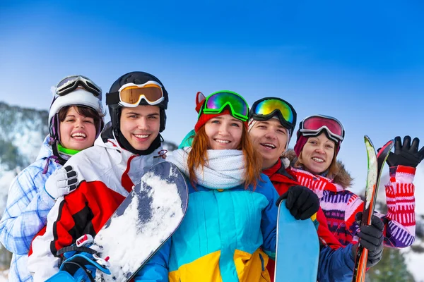 Kumpel stehen auf der Bergkulisse — Stockfoto