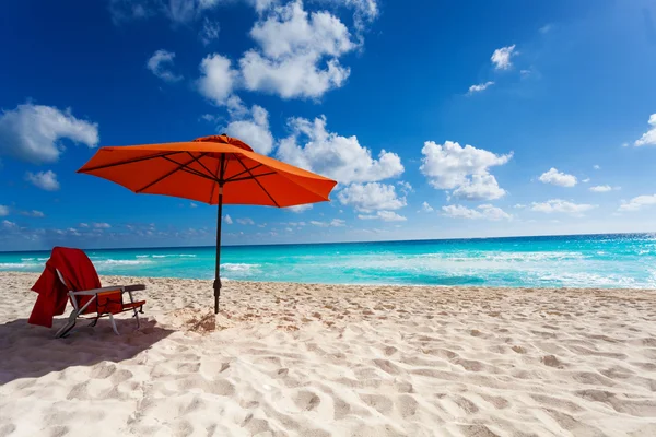 Parapluie de plage orange — Photo