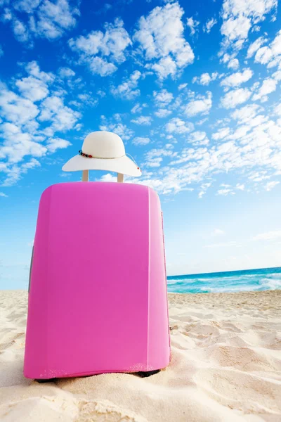 Bolso de equipaje rosa y sombrero de paja para mujer — Foto de Stock