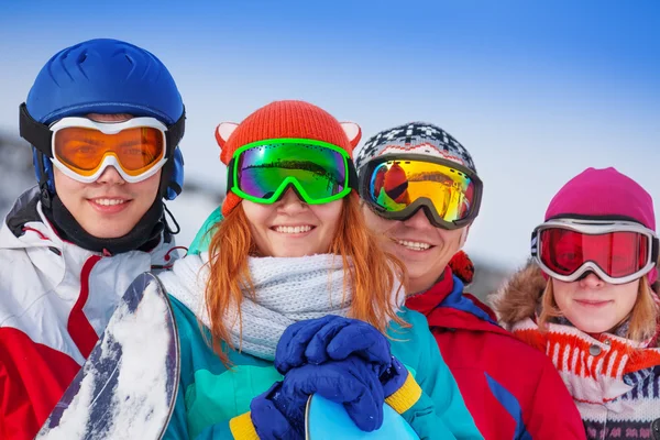 Snowboarders sorridentes nas montanhas — Fotografia de Stock