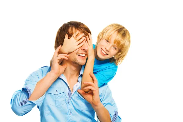 Vater spielt mit seinem Sohn — Stockfoto