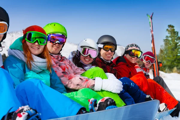 Přátelé se snowboardy a lyže — Stock fotografie