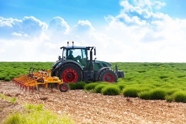 Tractor cultivando tierra — Foto de Stock