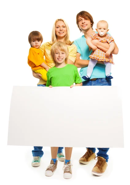 Família segurando banner publicidade em branco — Fotografia de Stock