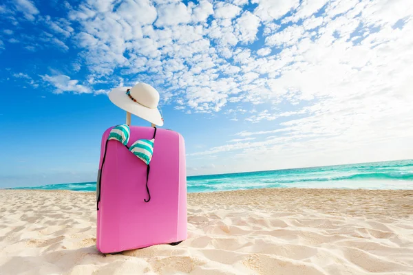 Baggage bag with swimsuit bikini and straw hat — Stock Photo, Image