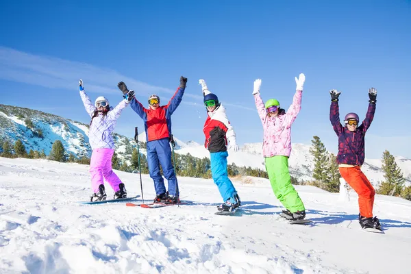 Sciatori e snowboarder in montagna — Foto Stock