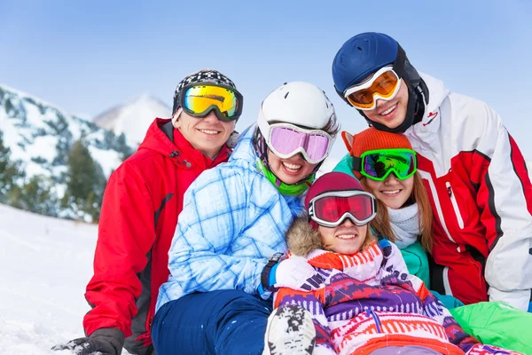 Glada leende vänner med snowboards — Stockfoto
