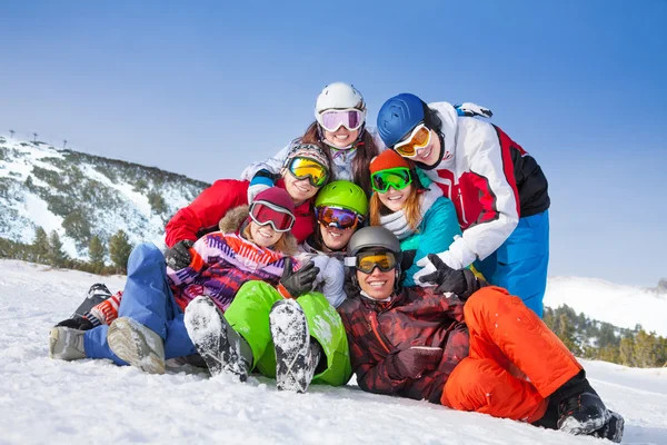 Freunde auf dem Hintergrund der Berge — Stockfoto