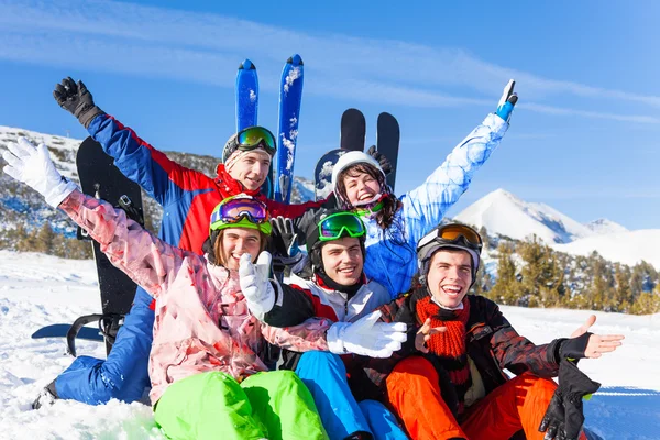 Freunde auf dem Hintergrund der Berge — Stockfoto