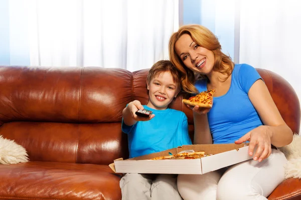 Menino e sua mãe comendo pizza — Fotografia de Stock