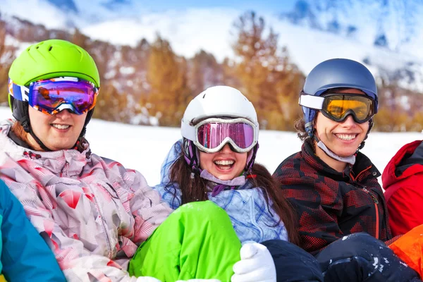 Tre amici sullo sfondo delle montagne — Foto Stock