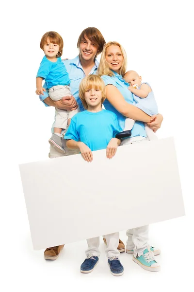 Familia sosteniendo banner anuncio en blanco — Foto de Stock