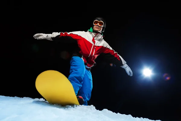 Snowboardzista gotowy do slajdów z góry — Zdjęcie stockowe