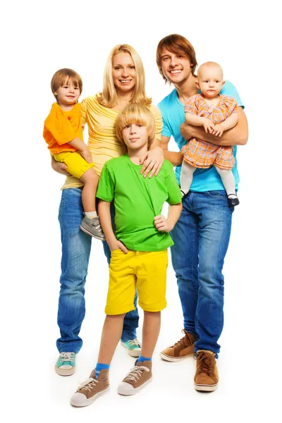 Rodinné stojící na bílém pozadí — Stock fotografie