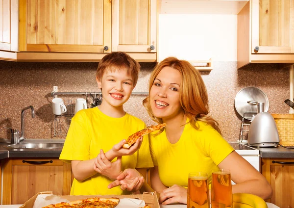 Oğlan ve annesi birlikte pizza yemeye hazır — Stok fotoğraf