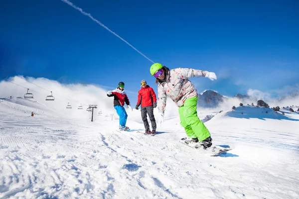 Üç adam birlikte ve ortak snowboard — Stok fotoğraf