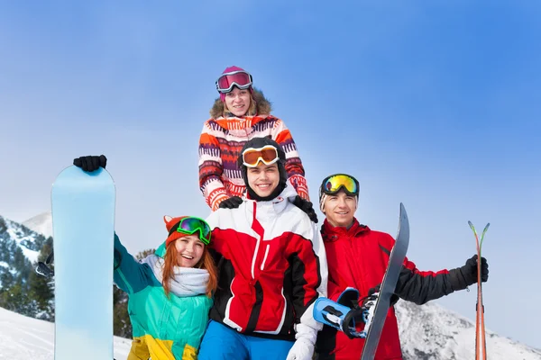 Freunde mit Snowboards und Skiern — Stockfoto