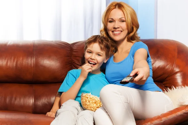 Mãe com seu filho estão assistindo televisão — Fotografia de Stock