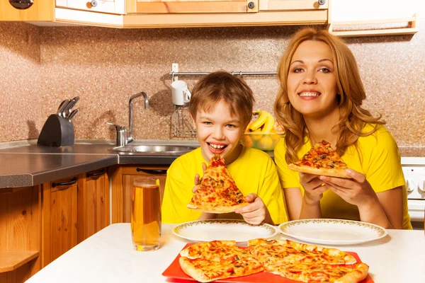 Pojken och hans mor som är redo att äta pizza tillsammans — Stockfoto