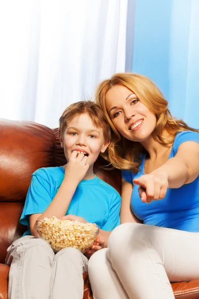 Mor med skål med popcorn med hennes son — Stockfoto