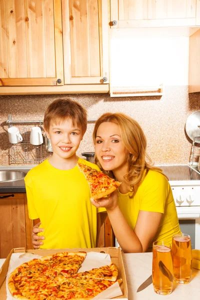 男孩和他的母亲准备好了要一起吃披萨 — 图库照片