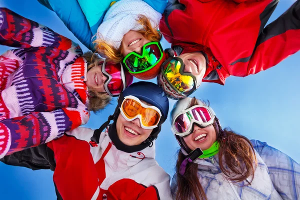 Freunde auf dem Hintergrund der Berge — Stockfoto