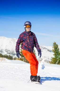 erkek snowboard üzerinde