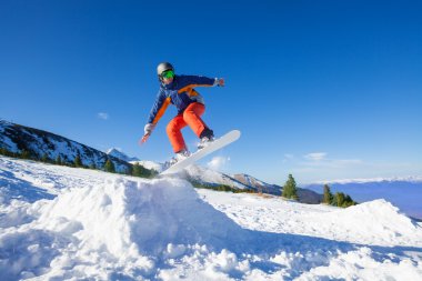atlama snowboarder