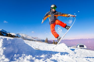 yüksek atlama snowboarder