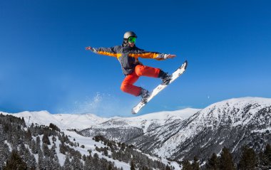 yüksek atlama snowboarder