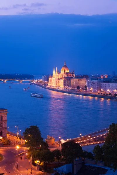 Chain Bridge and parliament  in Budapest — Stock Photo, Image