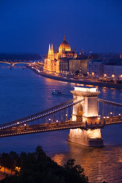 Pont des Chaînes et Parlement — Photo