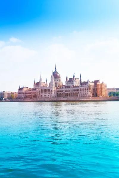Parlamento Tuna Nehri üzerinde — Stok fotoğraf