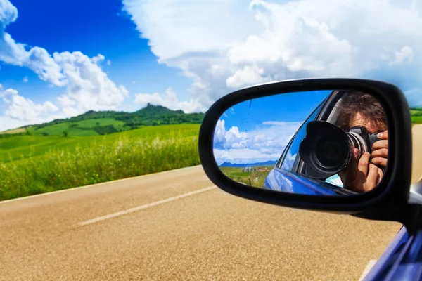 Fotograf i bil spegel — Stockfoto