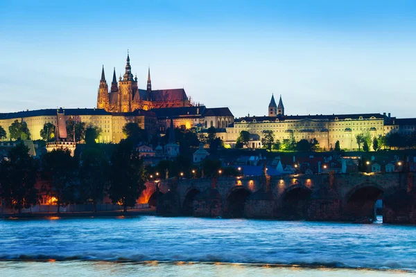 Prága hrad és a Károly híd — Stock Fotó