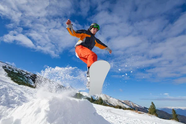 Мужчина прыгает со сноуборда — стоковое фото