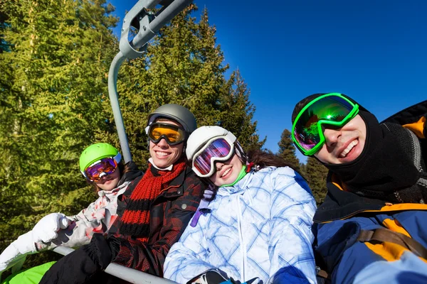 Amigos em máscaras de esqui — Fotografia de Stock