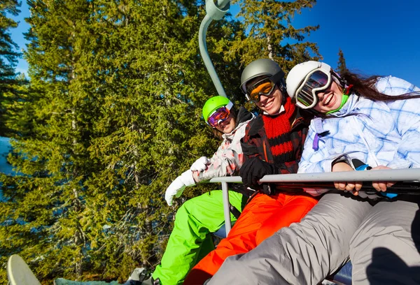 Snowboardåkare i hiss — Stockfoto