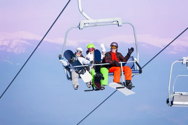 Snowboarders em ropeway — Fotografia de Stock