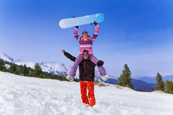 Snowboarder com mulher em seus ombros — Fotografia de Stock