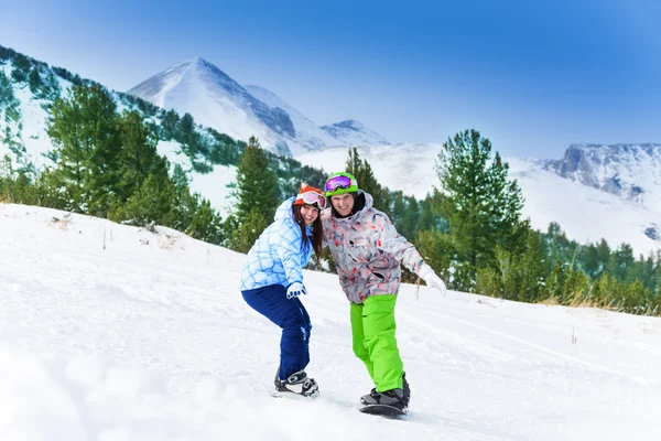 Dos amigos en tablas de snowboard — Foto de Stock