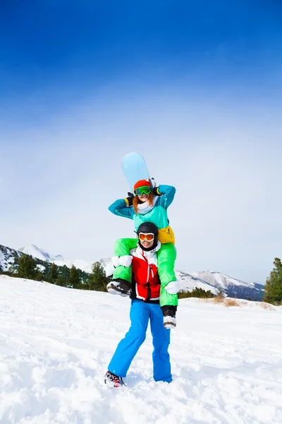 Snowboarder holding chica —  Fotos de Stock