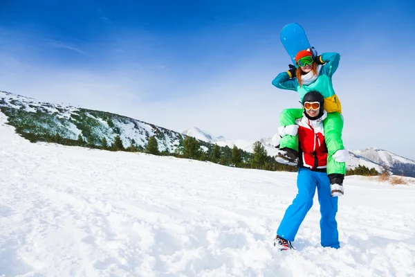 Snowboarder segurando menina — Fotografia de Stock