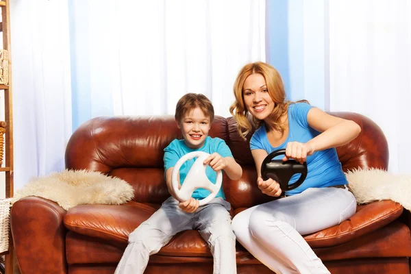 Madre e hijo manejando volantes — Foto de Stock