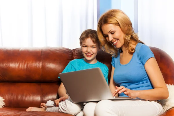 Madre e figlio con computer portatile — Foto Stock