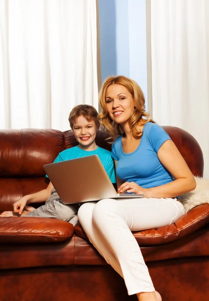 ノートパソコンを持つ母親と息子は — ストック写真
